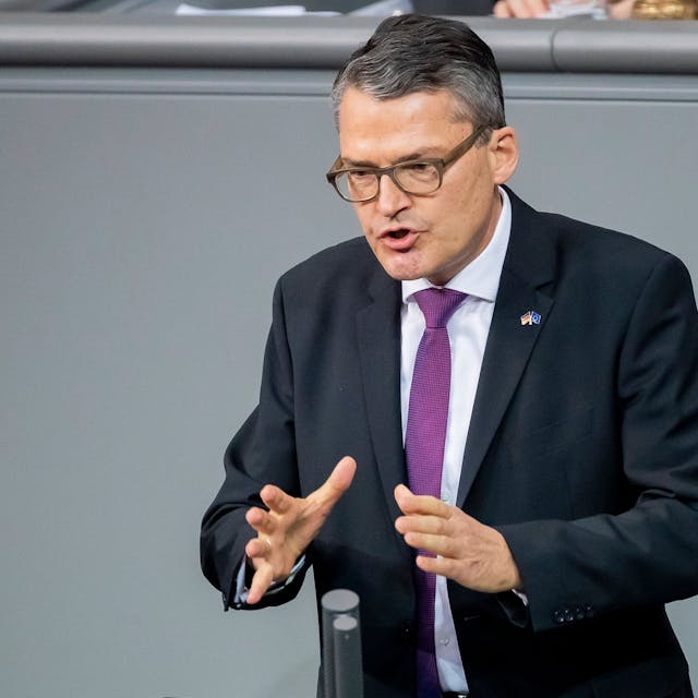 Roderich Kiesewetter (CDU), Mitglied des Deutschen Bundestages, spricht während einer Debatte. Der Bundeswehr-Oberst a.D. fordert, der Ukraine Angriffe auf russische Ministerien und Kommandoposten zu ermöglichen. (Archivbild)