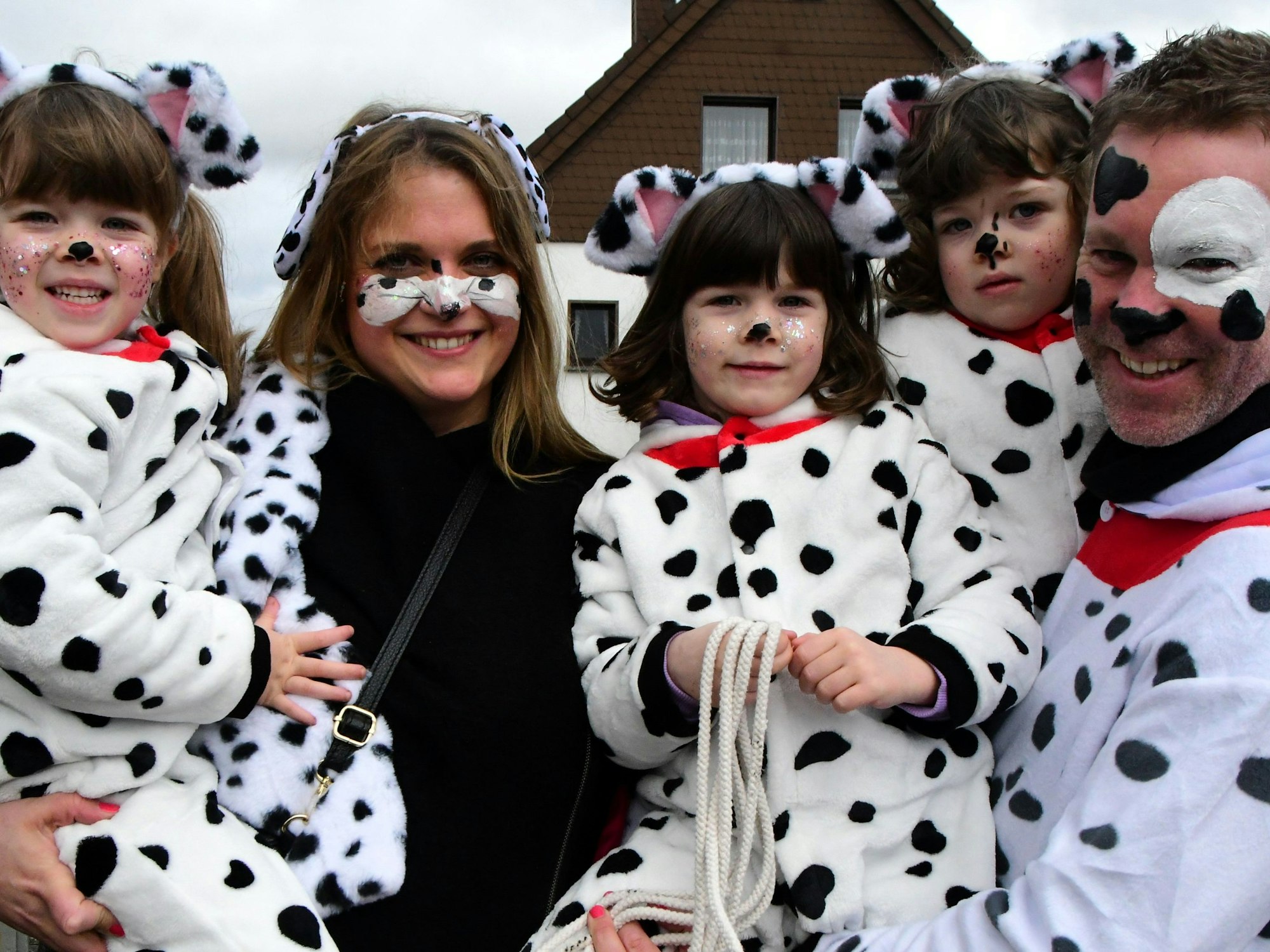 Diese nette Familie nicht mit hundert aber drei Mädels als Dalmatiner verkleidet.