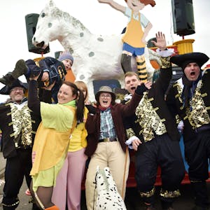 Kunterbunt und herrlich jeck wird in Herhahn und Morsbach gefeiert. Eine als Pippi Langstrumpf verkleidete Karnevalistin hebt einen kleinen Jungen hoch.