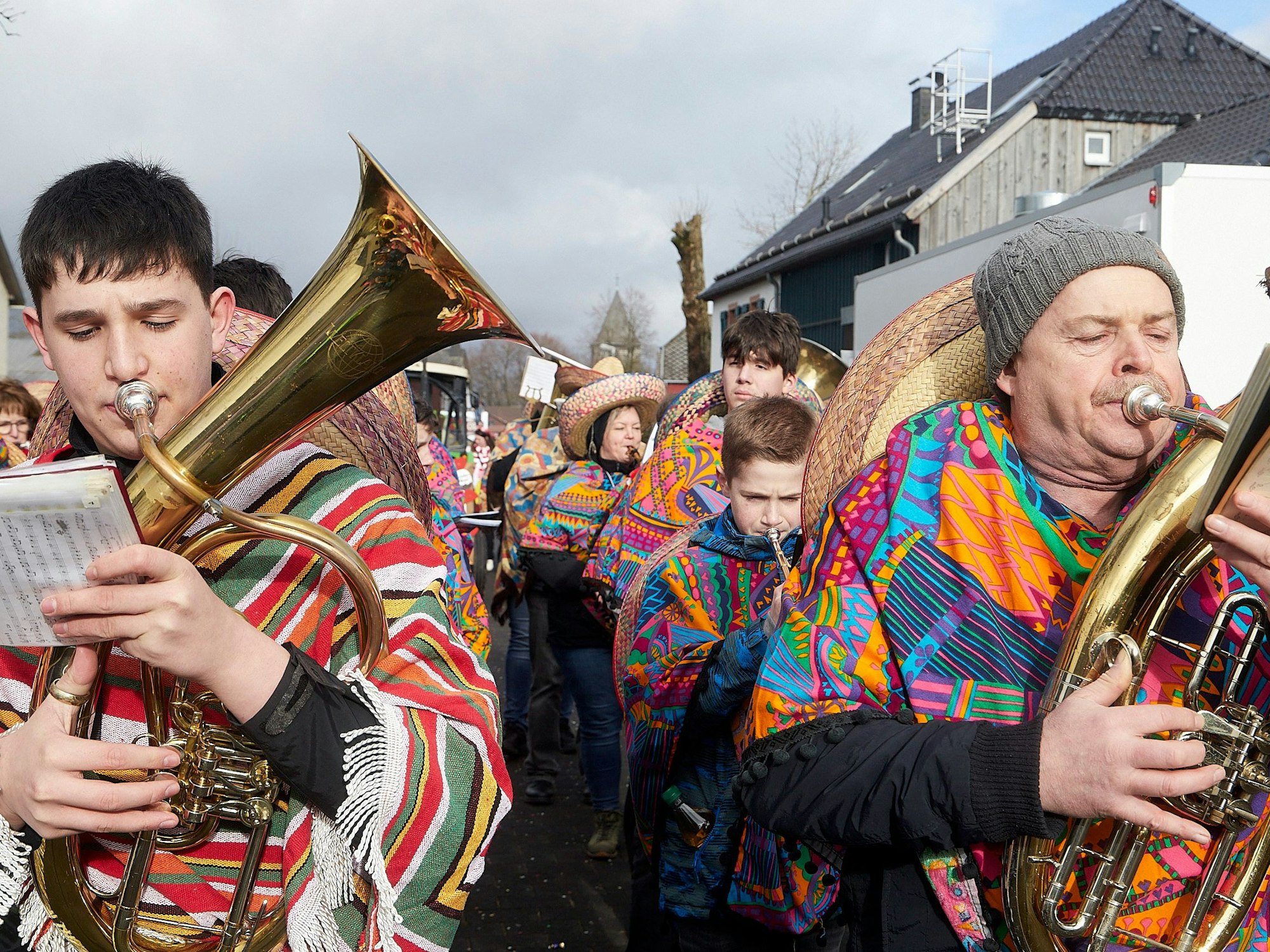 Mit im Udenbrether Karnevalszug gingen auch die Musikvereine aus Hecken und Wolfert.