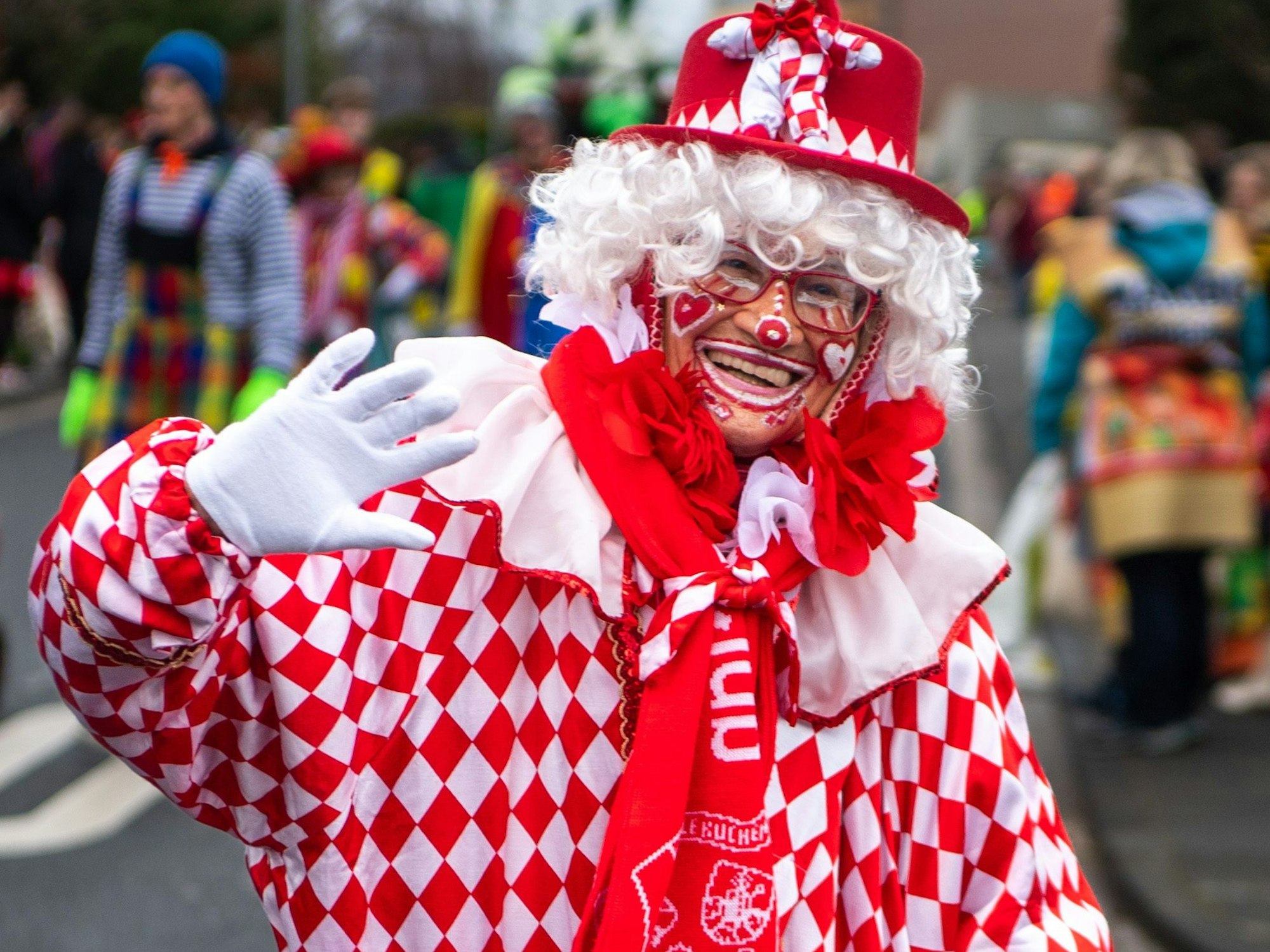 Ingrid Trimborn ist eine Kuchenheimer Ur-Karnevalistin. Sie ist als herrlicher rot-weißer Clown verkleidet.