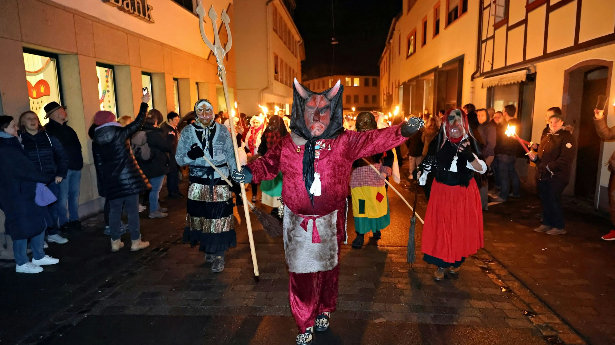 Ein Teufel und mehrere Hexen zählen zu den Traditionselementen des Geisterzugs in Blankenheim.