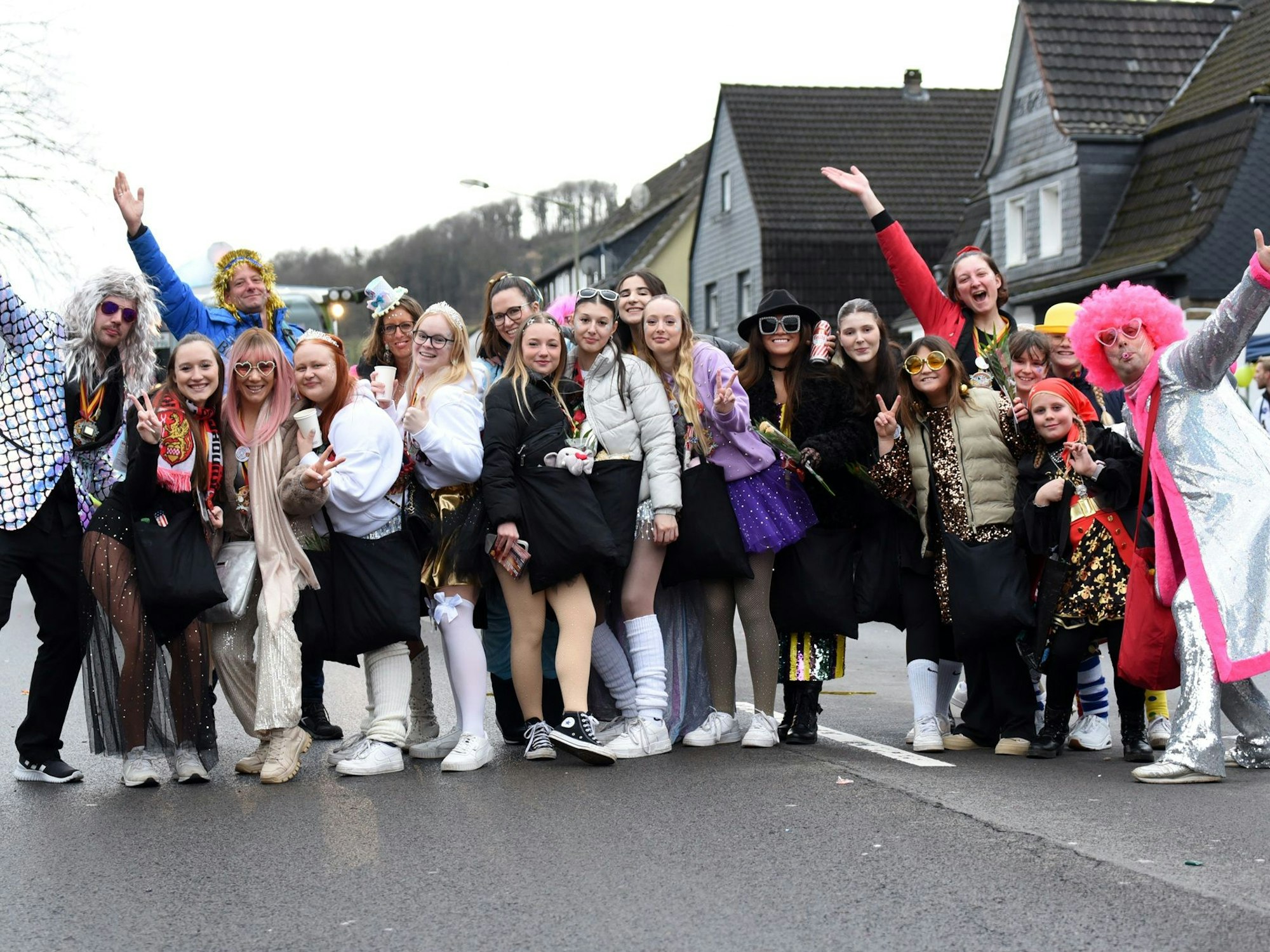 Eine kostümierte Gruppe steht am Straßenrand des Zuges in Ründeroth.