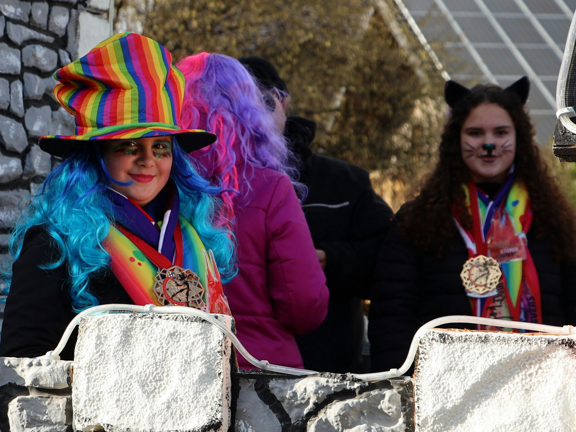 Bunt kommt im Karneval in Weyer gut an. Hier haben sich junge Jecken aus dem Feytal dem Karnevalszug mit herrlichen Kostümen angeschlossen. 