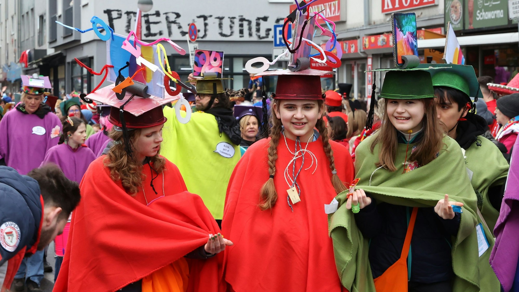 Die Schull- und Veedelszöch starten jedes Jahr exakt um 11.11 Uhr. In diesem Jahr beginnt der Karnevalsumzug wieder auf der Severinstraße, nachdem im Jahr 2023 einmalig in Deutz gestartet wurde. 




