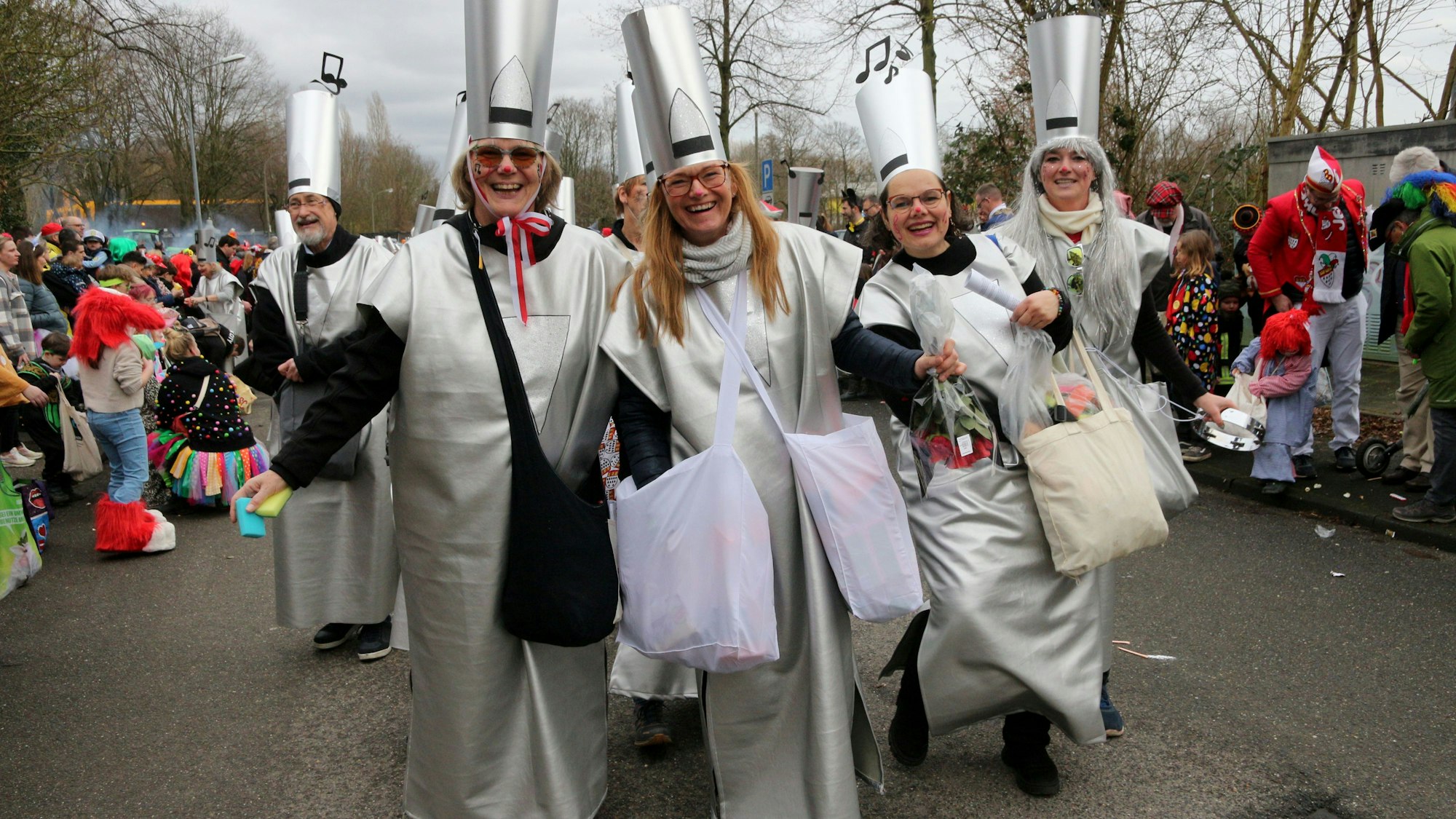 Auf dem Foto sind Mitglieder der Chöre der Abtei Brauweiler als Orgelpfeifen verkleidet zu sehen.