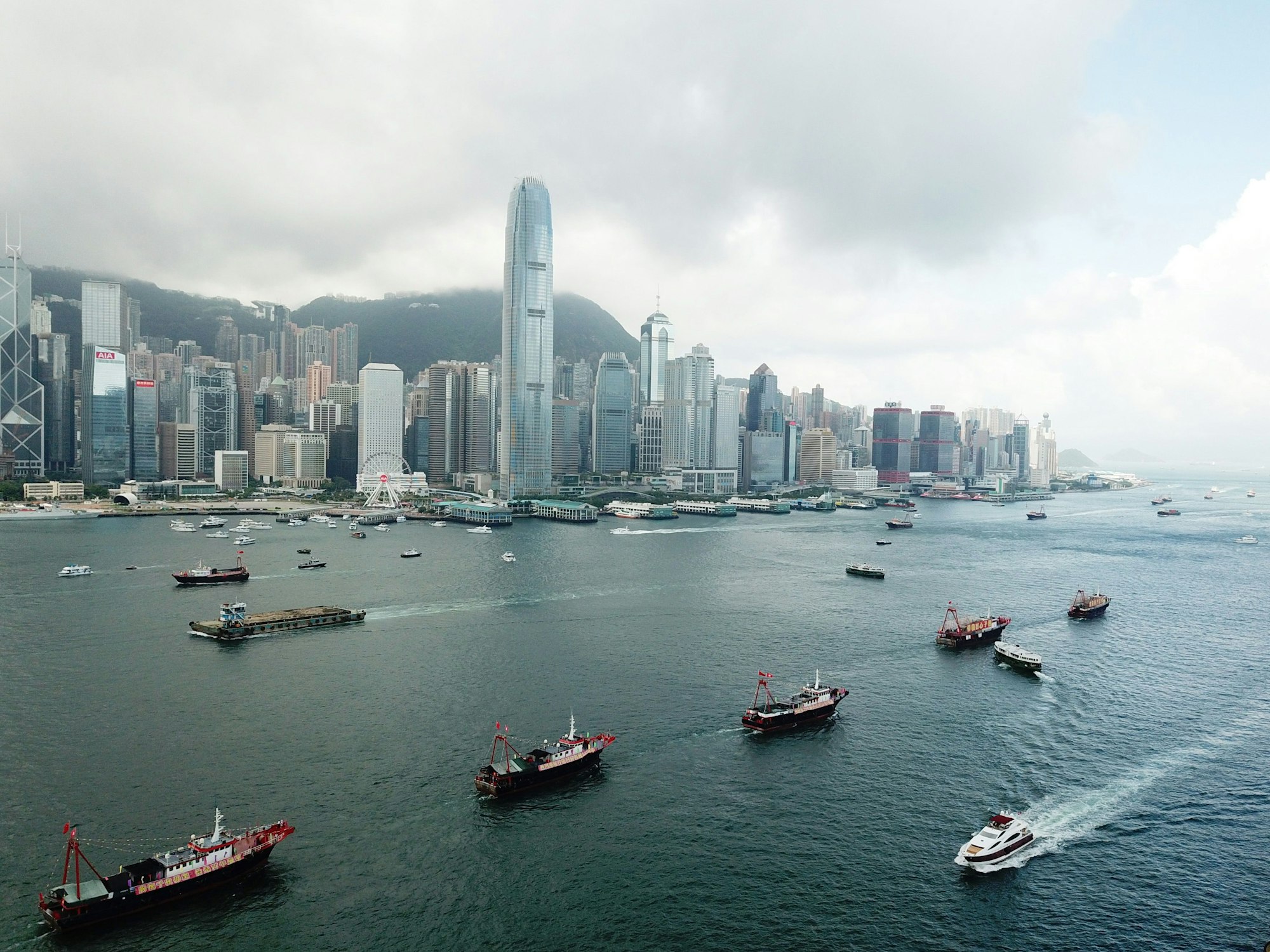 Ein Luftbild zeigt Boote, die in der Victoria Bay in Hongkong kreuzen, hier im Juli 2021.