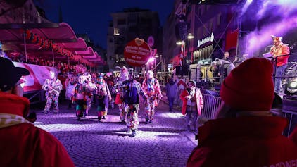 Die Kölner Veedelsvereine ziehen aus allen Richtungen zum Alter Markt, um dort vor stimmungsvoller Kulisse Karneval zu feiern. 




