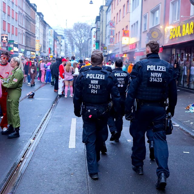 Polizisten patrouillieren an Karneval über die Zülpicher Straße.