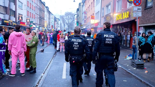 Polizisten patrouillieren an Karneval über die Zülpicher Straße.