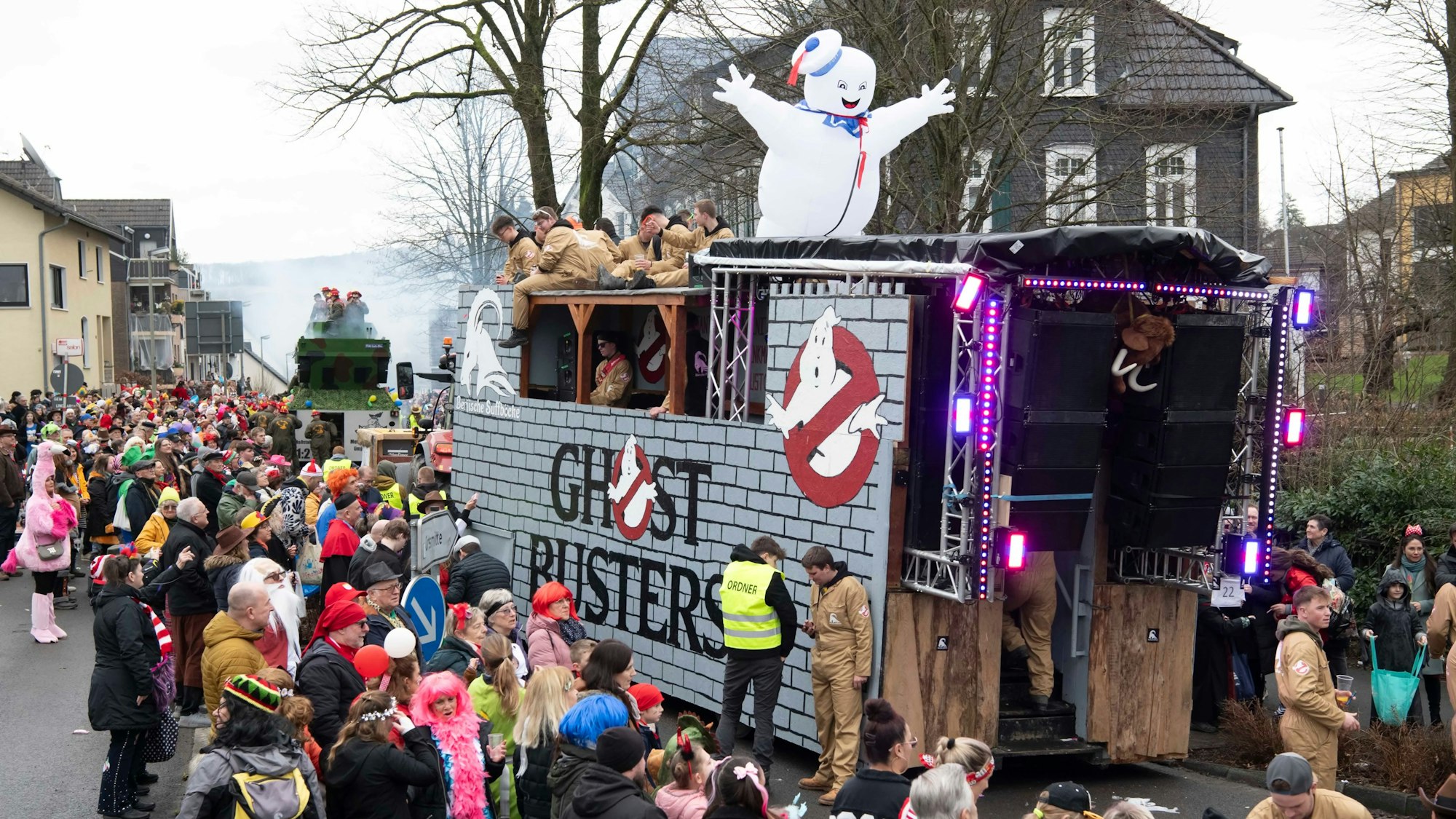 Ein Mottowagen beim Karnevalszug in Lindlar mit der Aufschrift „Ghost Busters“.