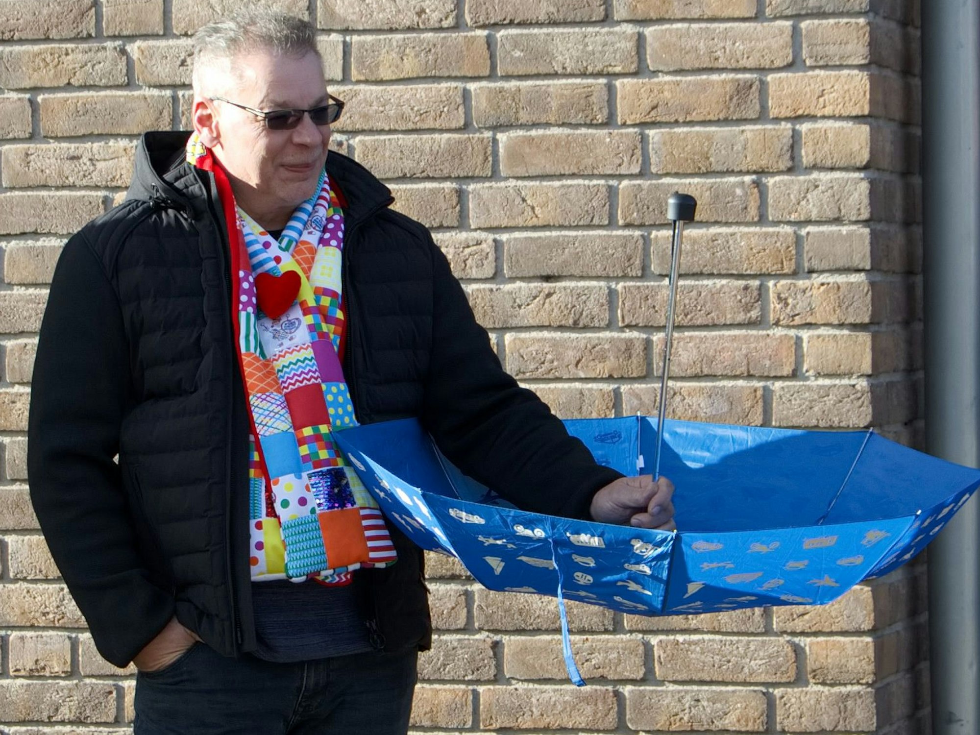 Profkarnevalist Stefan Bengich, hatte beim Karnevalszug in Weyer als einziger gleich seinen Regenschirm aufgespannt, um die Kamelle abzufangen. Er stammt aus Köln und weiß, wie man's macht.