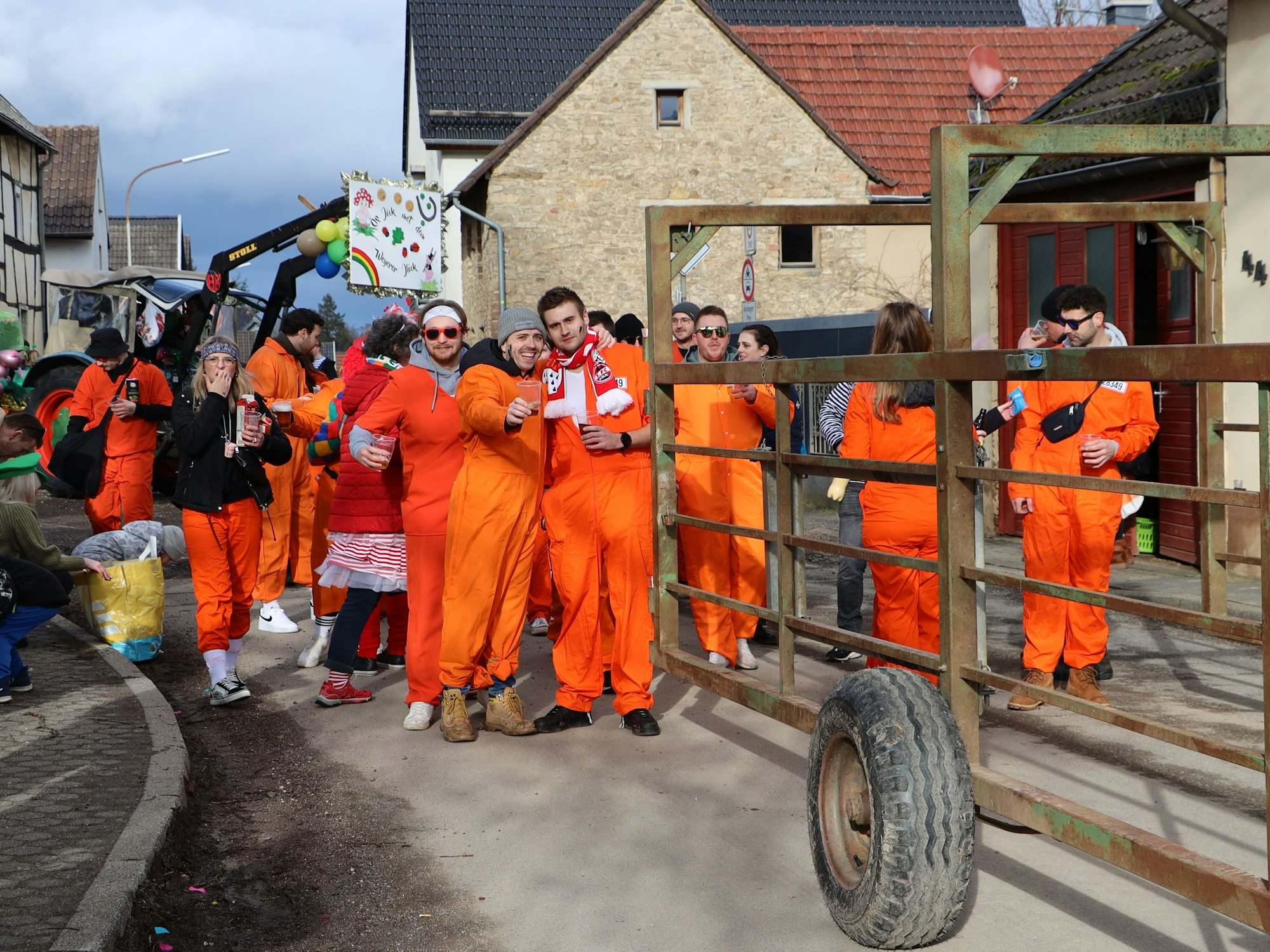 Knastis mit Karnevalsfreigang stellen die jungen Erwachsenen im Zug in Weyer dar. Der Viehtrieb-Anhänger dient als transportables Gefängnis. 