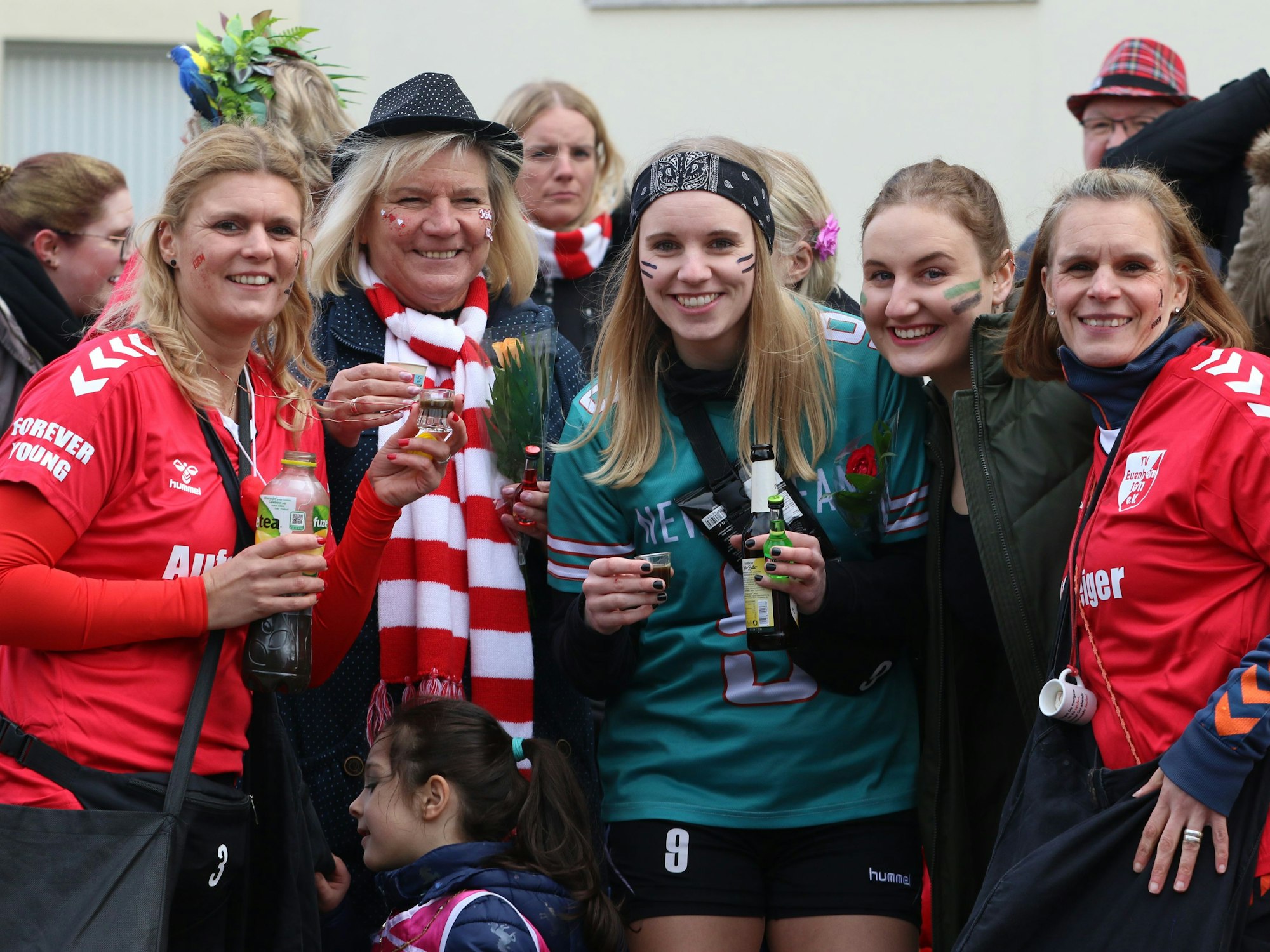 Fünf Töchter einer Mutter: Die Handballfamilie Schmitz aus Euskirchen mit Sabine (v.l.), Mutter Sylvia, Saskia (im Hintergrund), Corinna, Sina und Kira. Papa Ralf schaut hinten rechts mit dem Hut hervor.