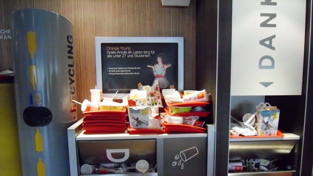 Verpackungsmüll stapelt sich in einer McDonald's-Filiale.