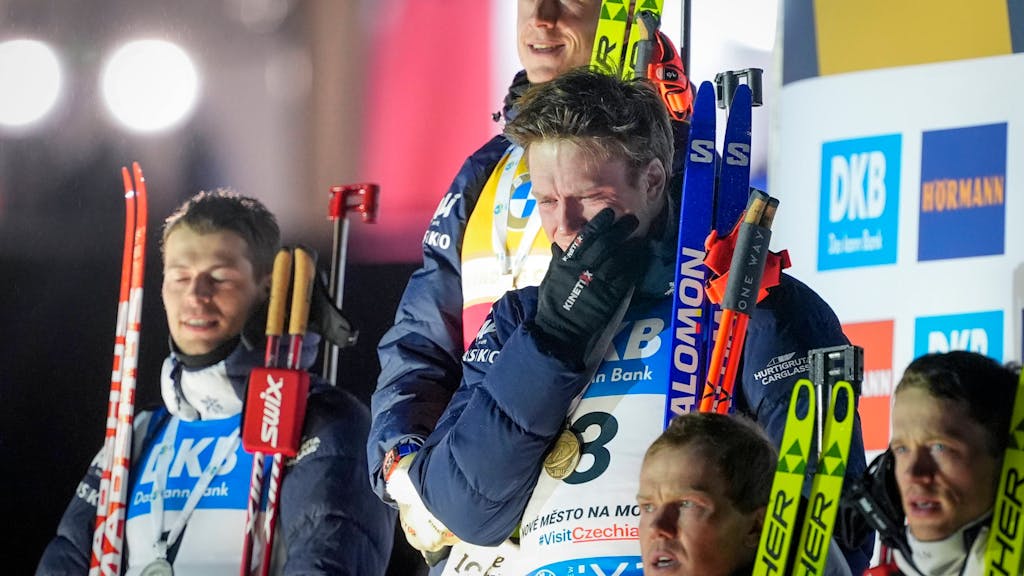 Bronzemedaillen-Gewinner Vetle Sjaastad Christiansen weint bei der Siegerehrung nach der Verfolgung.