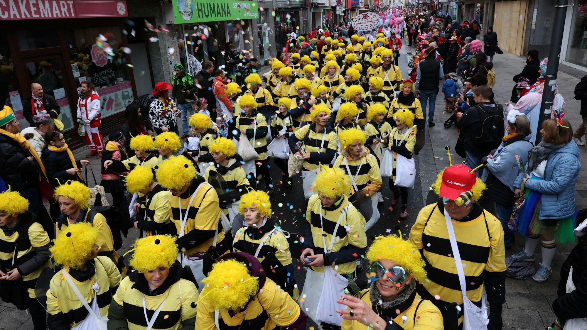Bienenkostüme gibt es nicht nur bei den Zuschauern, sondern auch bei den Schulgruppen: Das Dreikönigsgymnasium schickt gleich ein ganzes Bienenvolk ins Rennen und thematisiert damit nach eigener Auskunft auch ihr Nachhaltigkeitsprinzip. 




