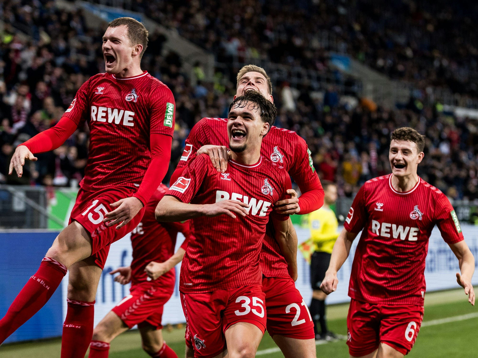 Die Mannschaft des 1. FC Köln bejubelt gemeinsam den Freistoß-Treffer von Max Finkgräfe zur 1:0-Führung im Spiel gegen die TSG Hoffenheim.