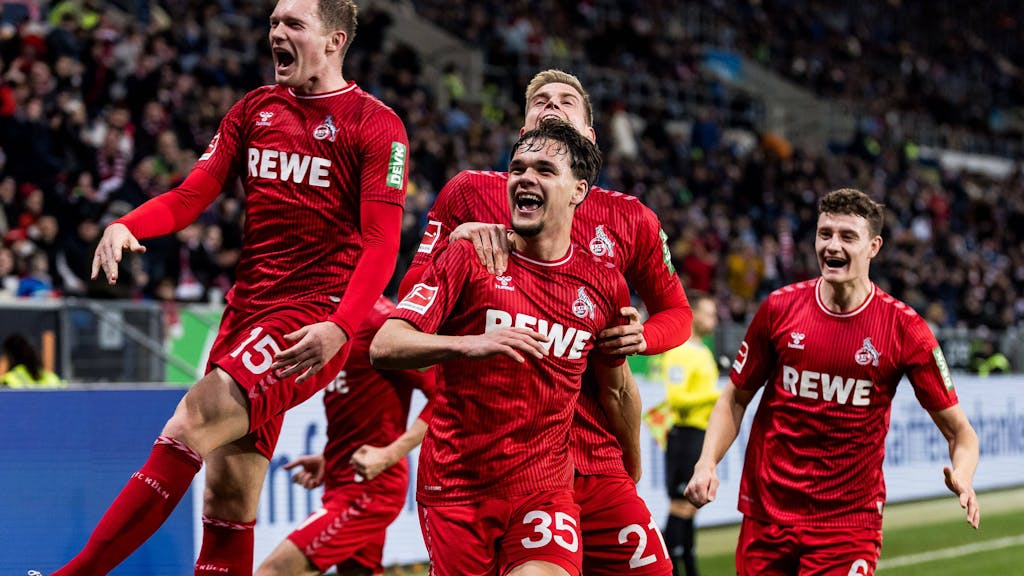 Die Mannschaft des 1. FC Köln bejubelt gemeinsam den Freistoß-Treffer von Max Finkgräfe zur 1:0-Führung im Spiel gegen die TSG Hoffenheim.