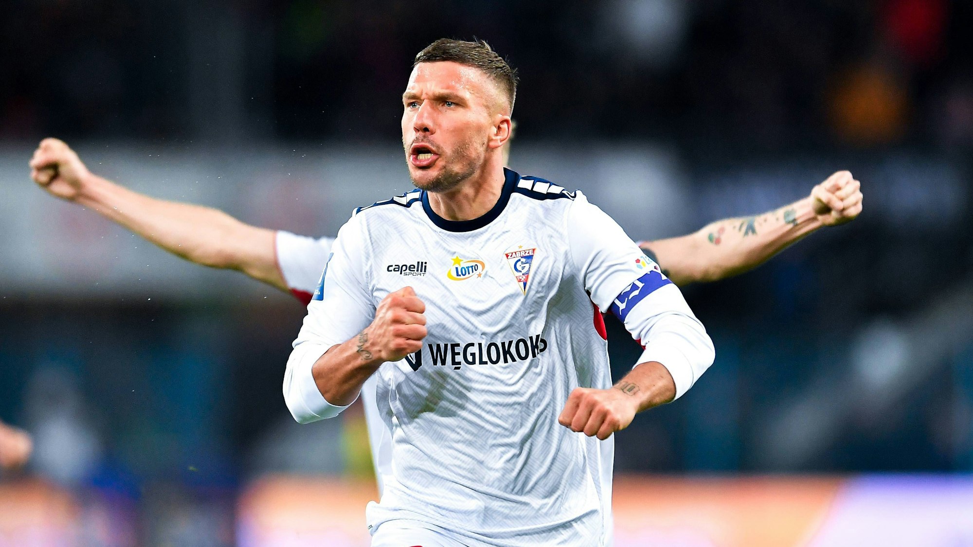Lukas Podolski jubelt über sein Traumtor für Gornik Zabrze.