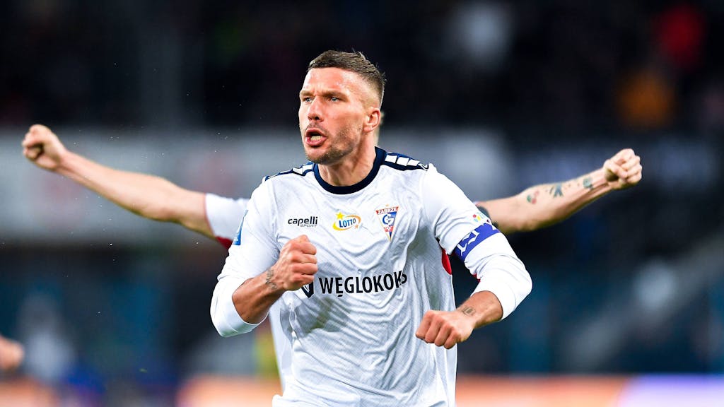 Lukas Podolski jubelt über sein Traumtor für Gornik Zabrze.