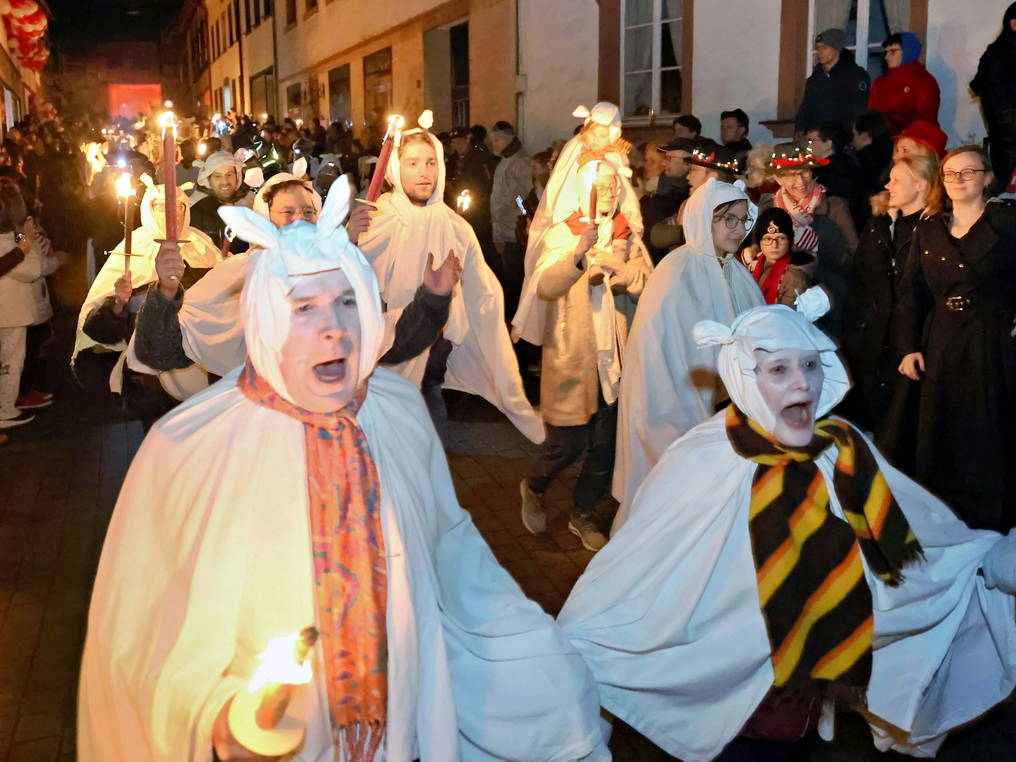 Der Zug der Geister zieht kreischend durch die Straßen von Blankenheim.Die Teilnehmer sind mit weißen Bettlaken verkleidet, viele tragen Pechfackeln.