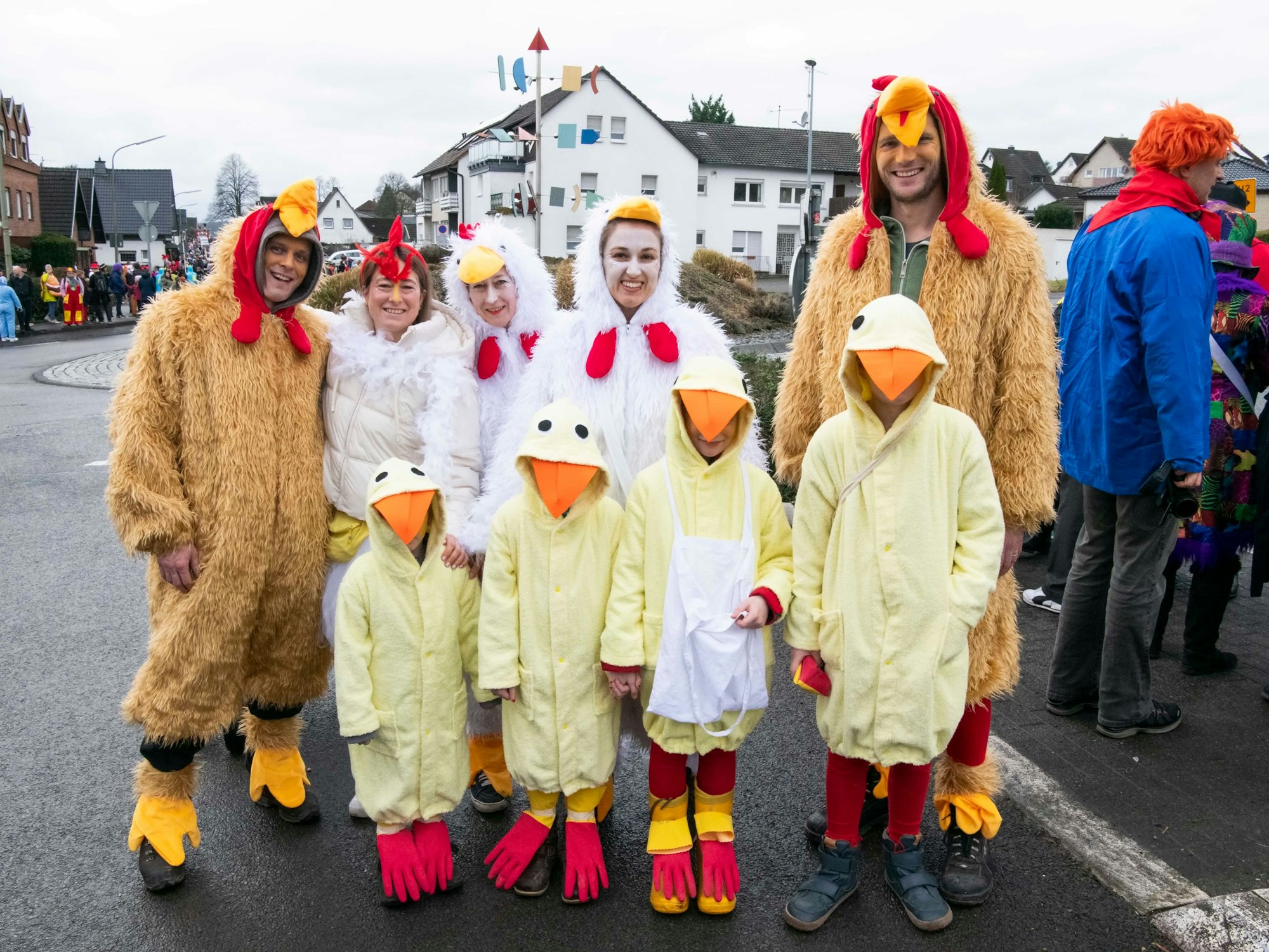 Eine Familie steht für ein Gruppenfoto in Hühnerkostümen zusammen.