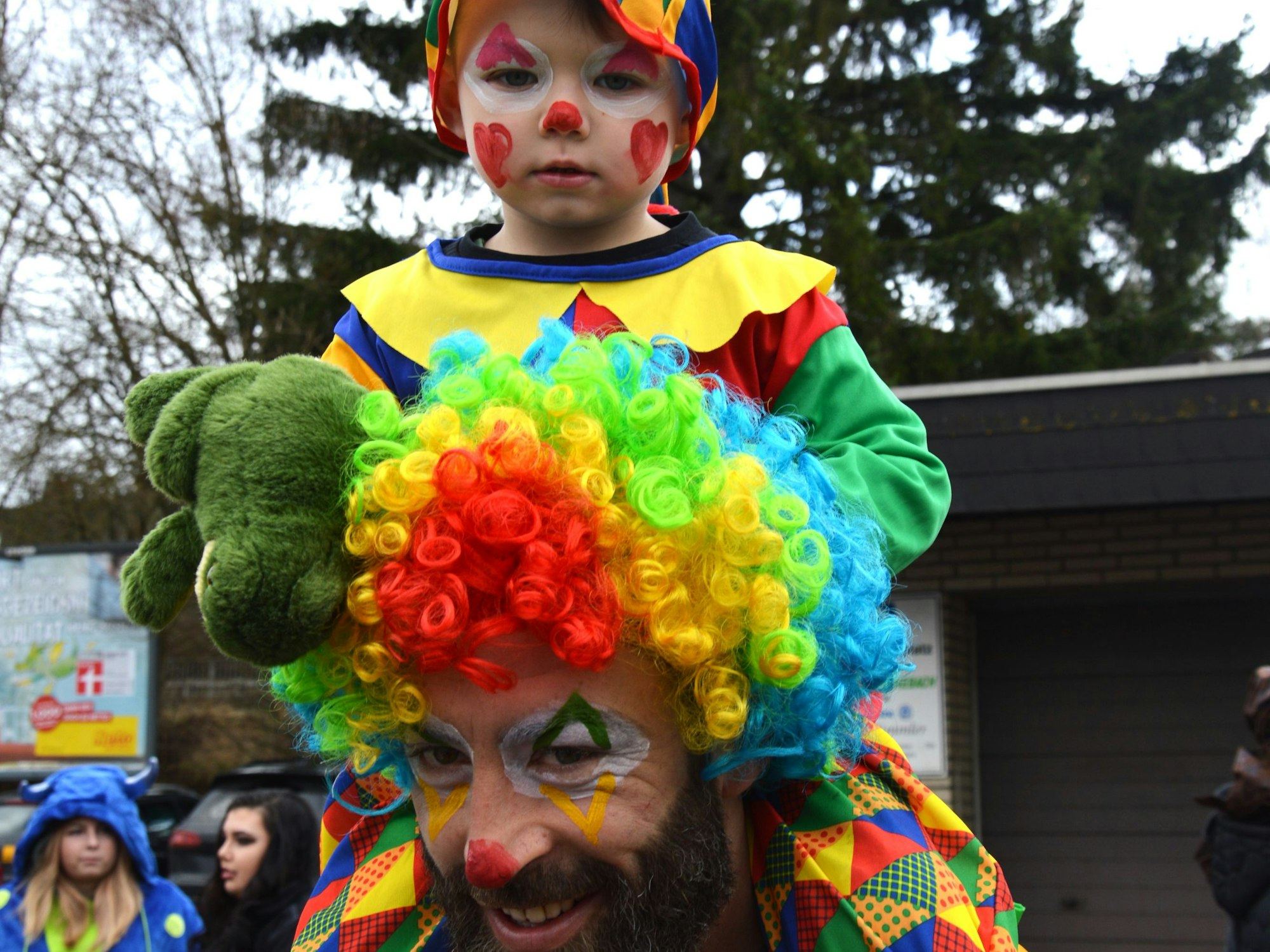Große und kleine Clowns  verfolgten den Kaller Karnevalszug.