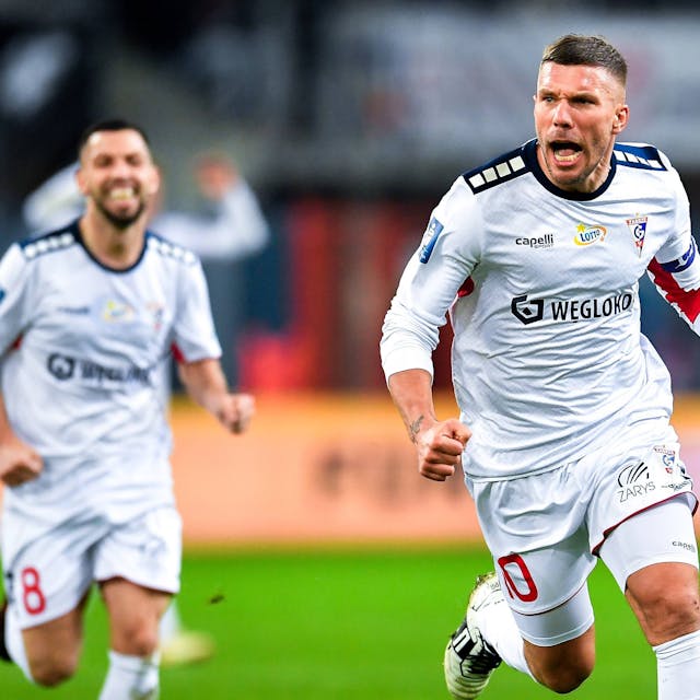 Lukas Podolski jubelt nach seinem fulminanten Schuss zum 3:0.