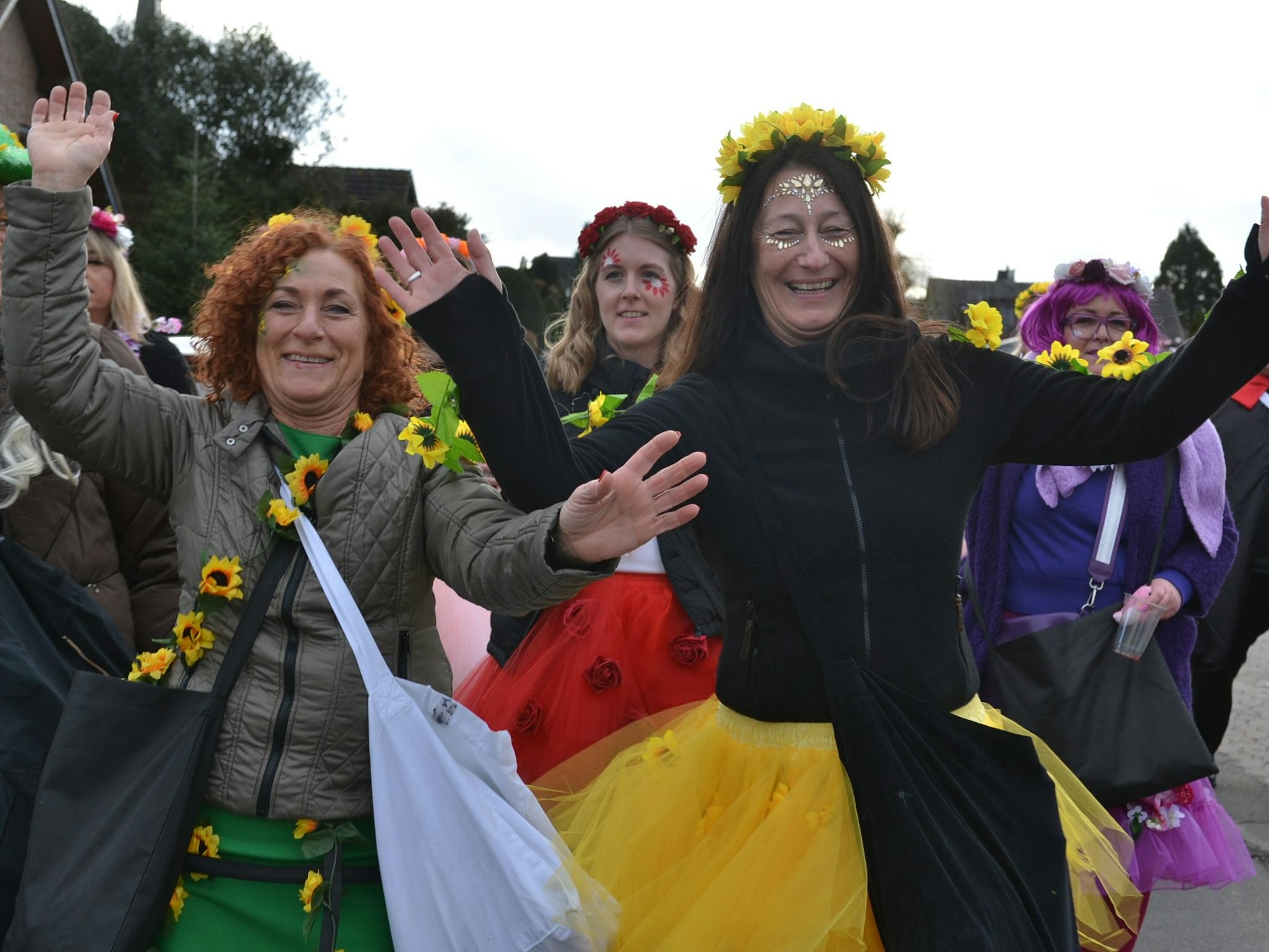 Singend und tanzend begleiteten die Schwerfener am Sonntag ihren Karnevalszug.