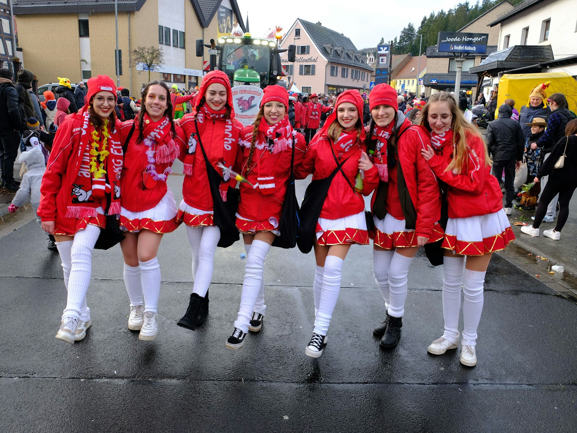 Die jungen Damen des Hellenthaler Jugendballetts tanzten beim Rosenmontagszug durch den Ort.