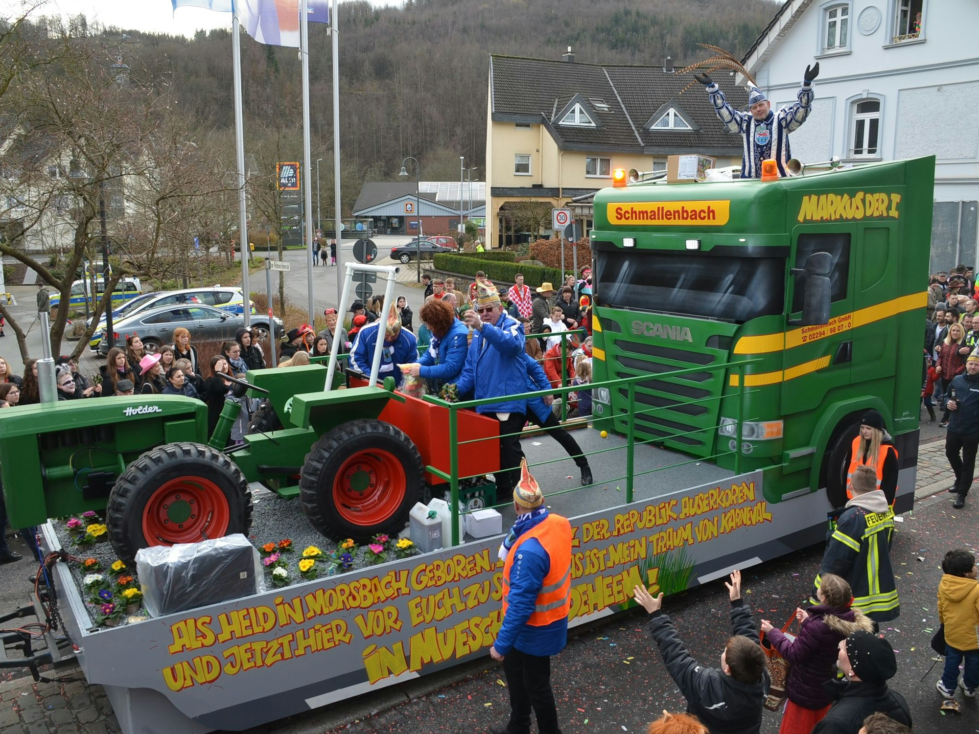 Ein Karnevalsmottowagen der KG Morsbach mit Prinz Markus I.