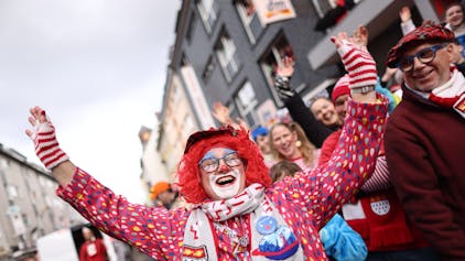 Ein Clown feiert den Kölner Rosenmontagsumzug.