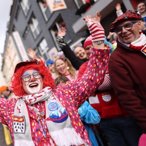 Ein Clown feiert den Kölner Rosenmontagsumzug.