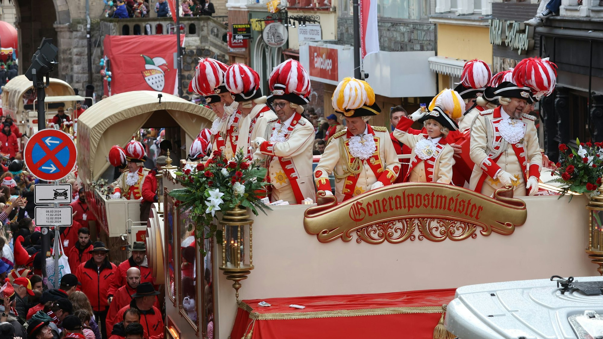 Wenn die Prinzengarde über die Severinstraße rollt, dauert es nicht mehr lange bis das närrische Spektakel vorüber sind. Sie bildet die letzte Gruppe des Zuges, denn es handelt sich um das Begleitkorps des Prinzen Karneval. 





