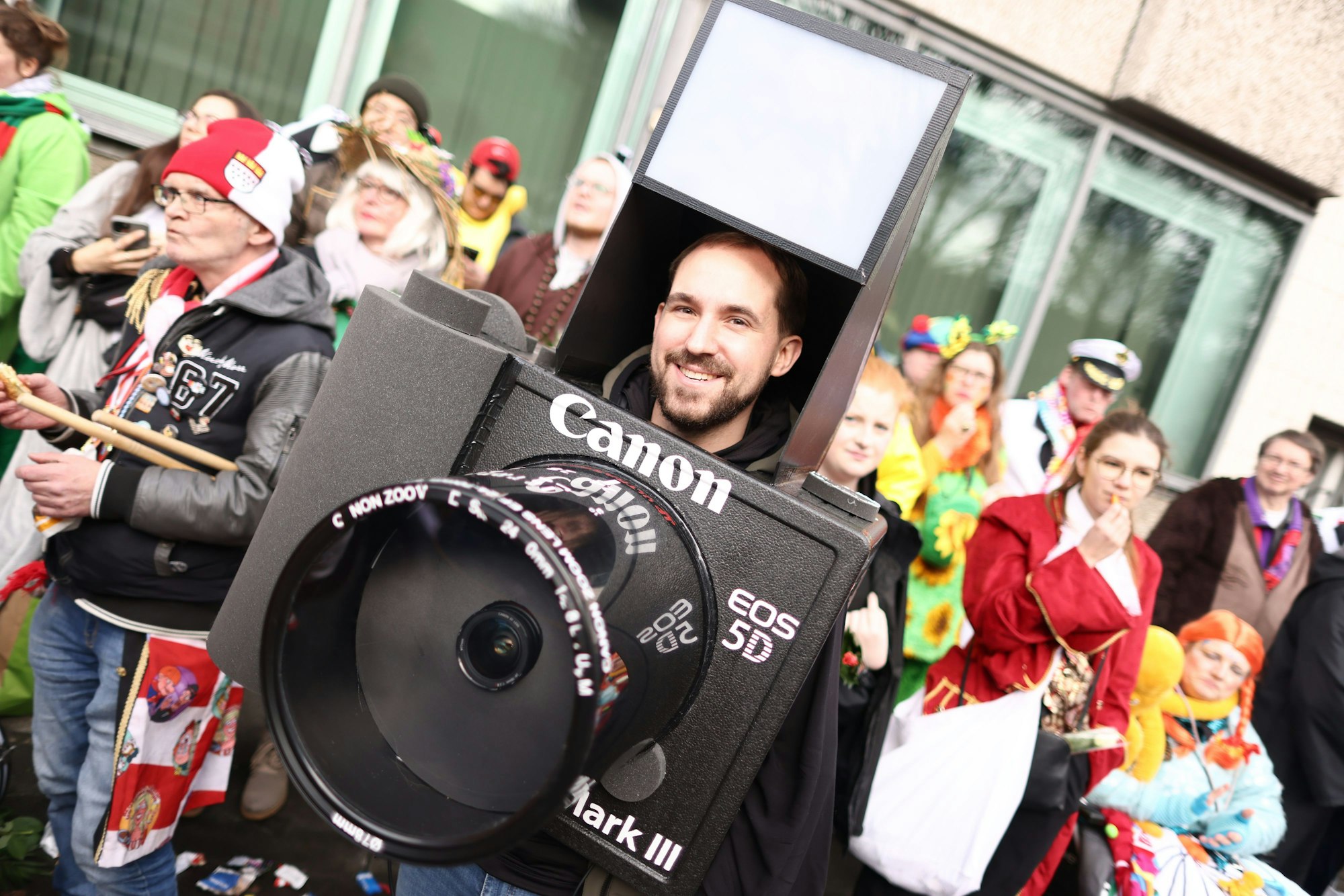 Ein Karnevalist als Fotokamera verkleidet