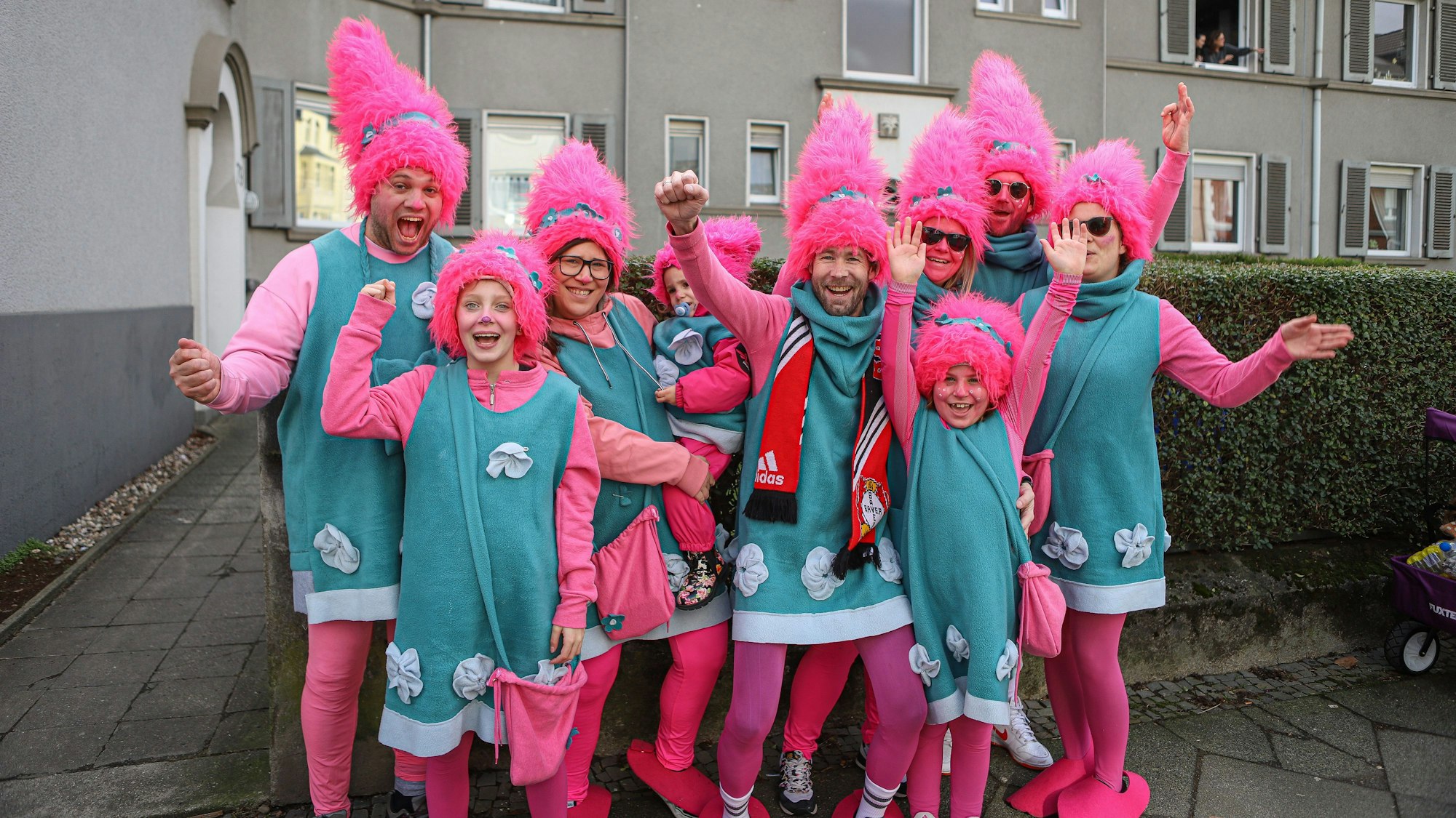 Freunde und Familie aus Langenfeld kamen als Poppy aus dem Film „Trolls“ verkleidet nach Opladen.