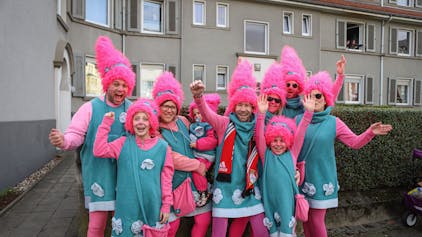 Freunde und Familie aus Langenfeld kamen als Poppy aus dem Film „Trolls“ verkleidet nach Opladen.