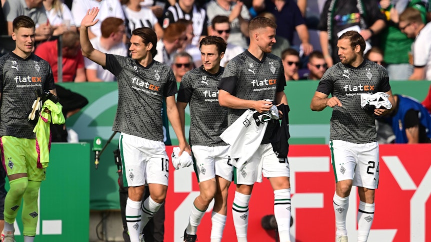 Spieler von Borussia Mönchengladbach bedanken sich nach einem Pokal-Spiel bei den Fans.
