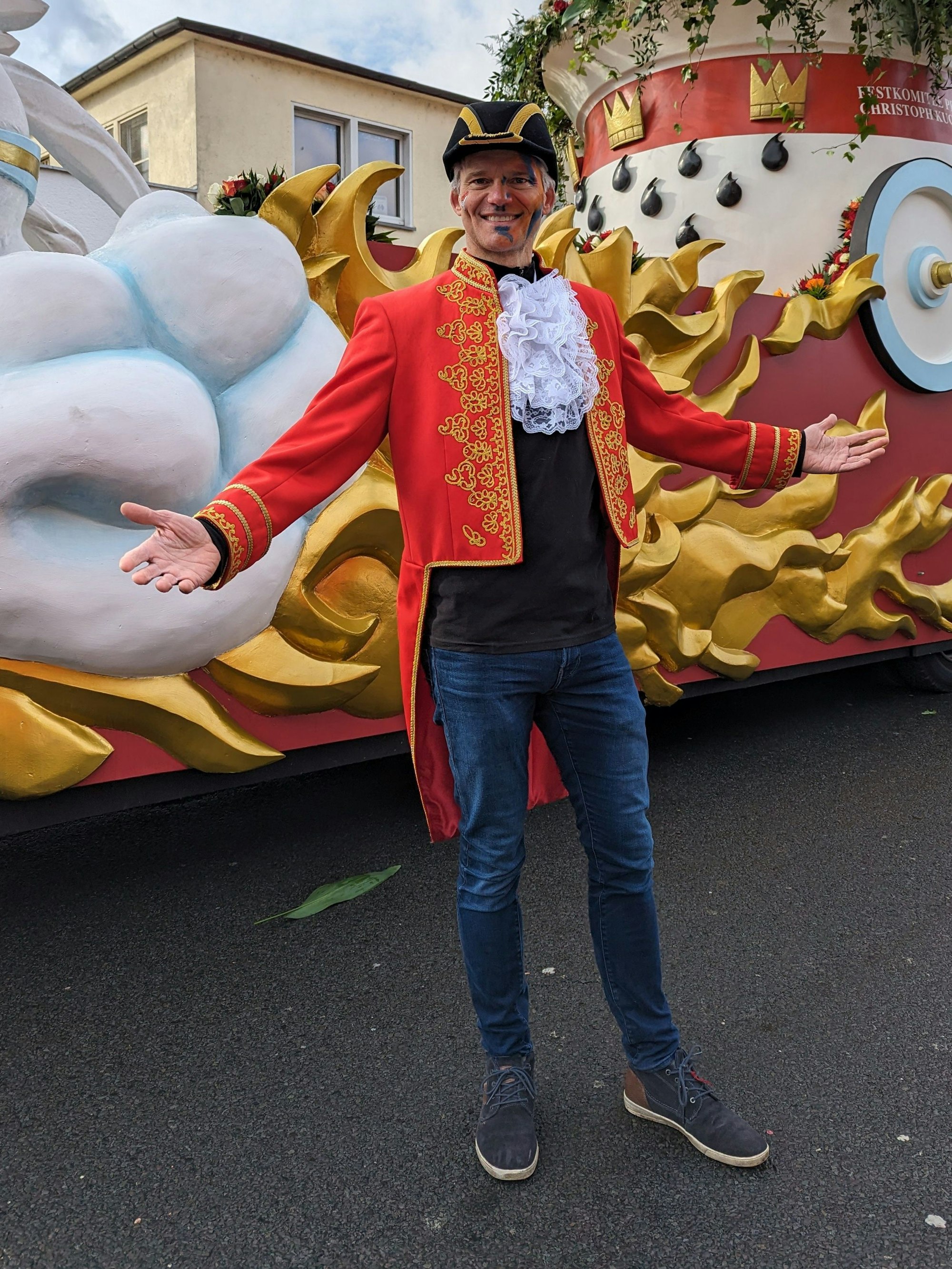 Thorsten Schröder, „Tagesschau“-Sprecher, steht vor dem Wagen des Präsidenten des Festkomitees Kölner Karneval, auf dem er mitfahren wird.