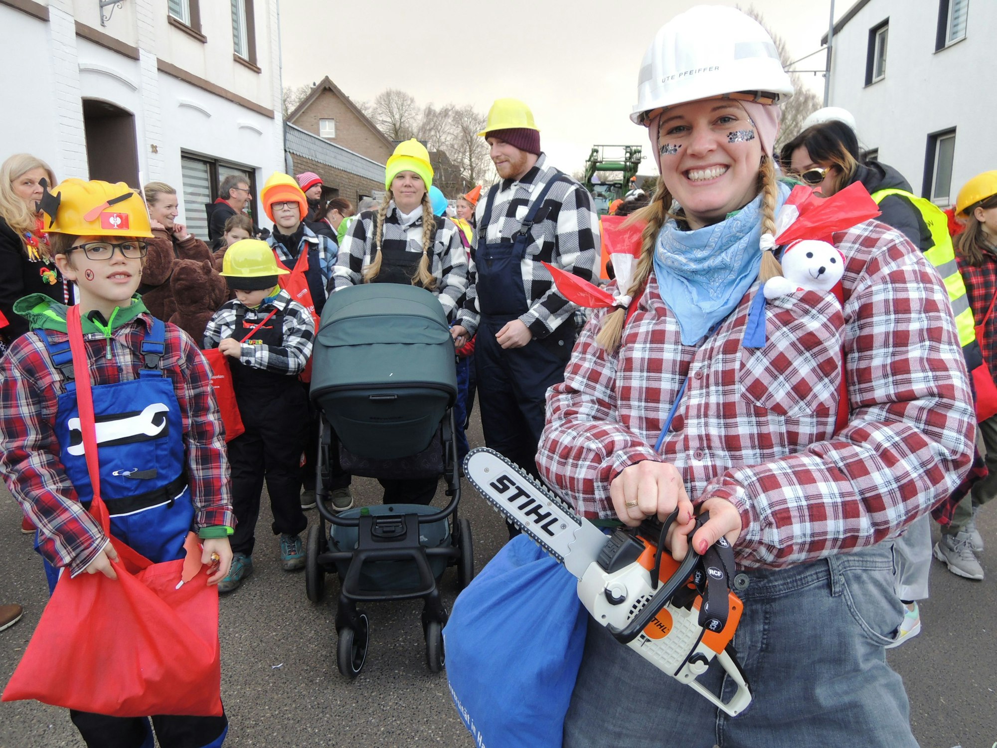Als Bauarbeiter verkleidet gingen Lehrer, Eltern und Schüler der Geschwister-Scholl-Grundschule in Kirchherten, die bald endlich umgebaut werden soll