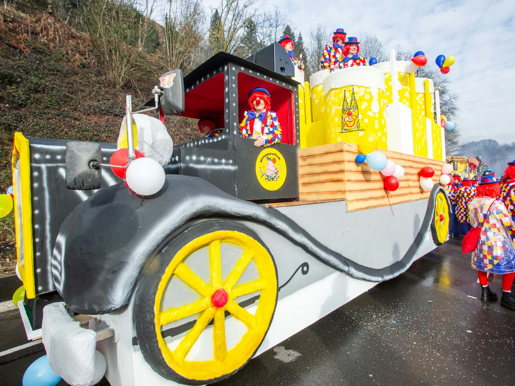 Zu sehen ist ein Wagen mit Kölschgläsern im Engelskirchener Rosenmontagszug.