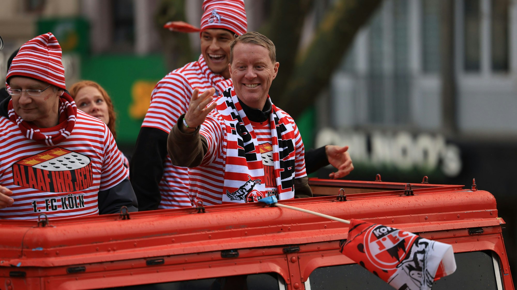 Timo Schultz, Trainer des 1. FC Köln, fährt auf dem eigenen Wagen des Fußballclubs mit im Rosenmontagsumzug mit.