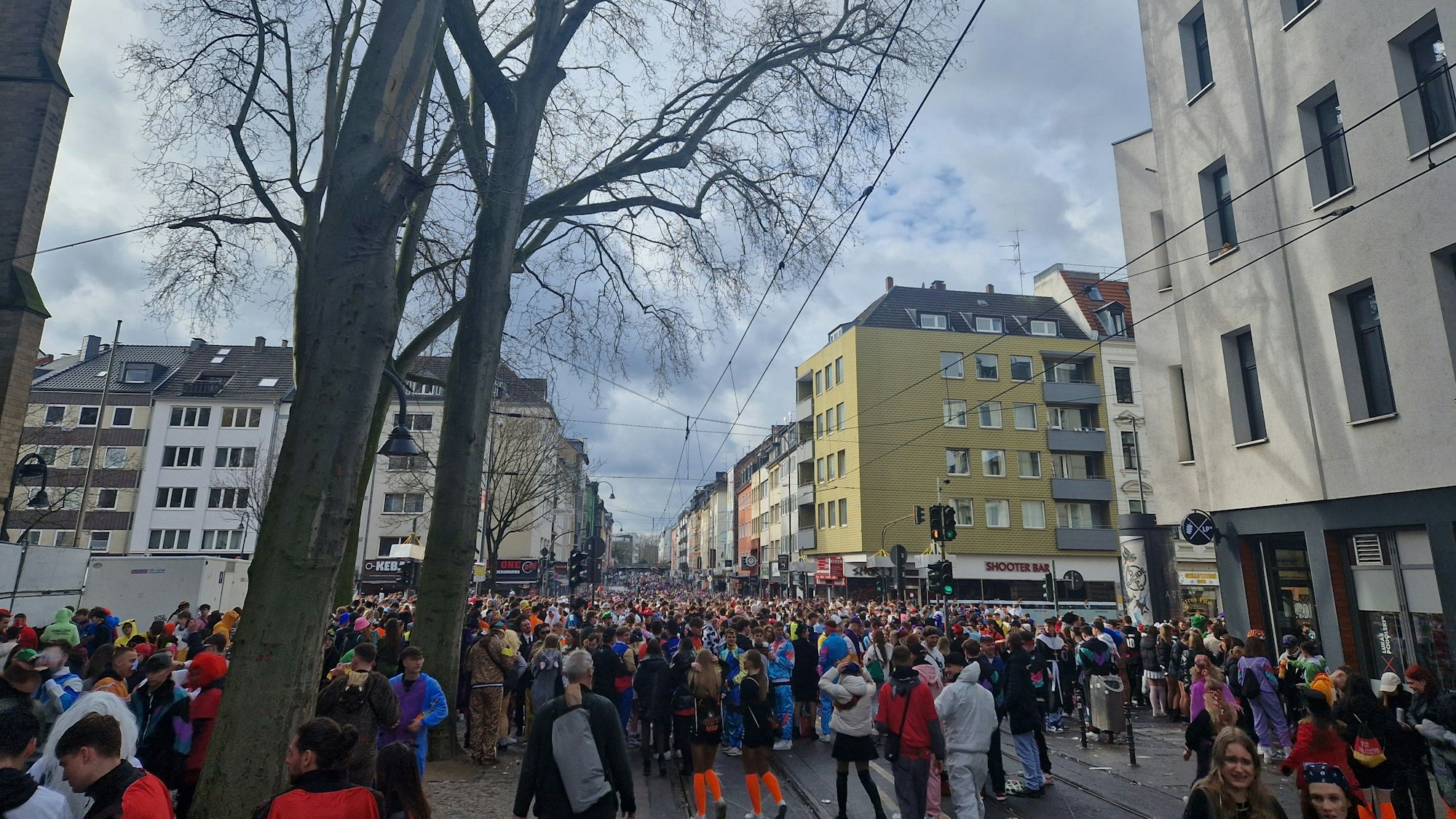 Zülpicher Straße an Rosenmontag um 12 Uhr