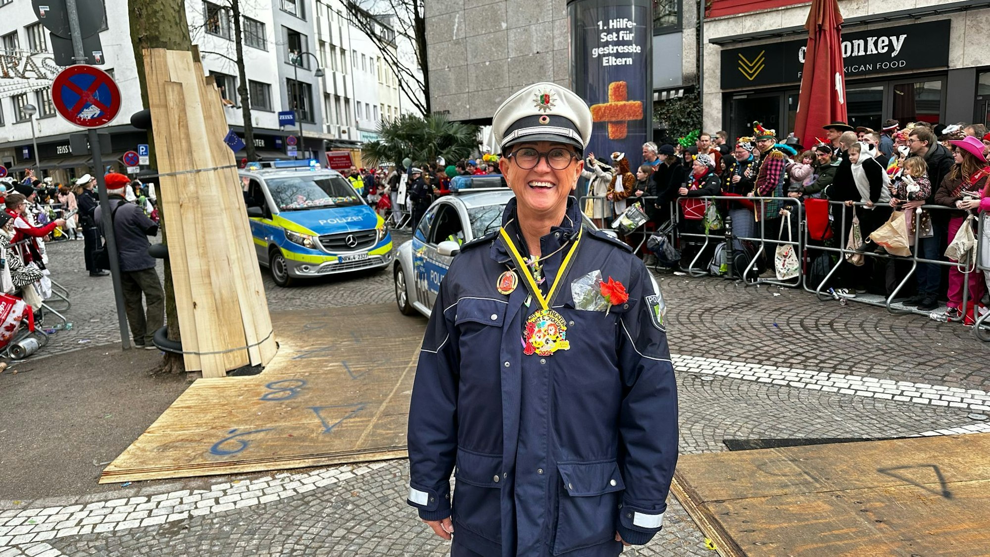 Polizistin Melany Witte beim Kölner Rosenmontagszug.