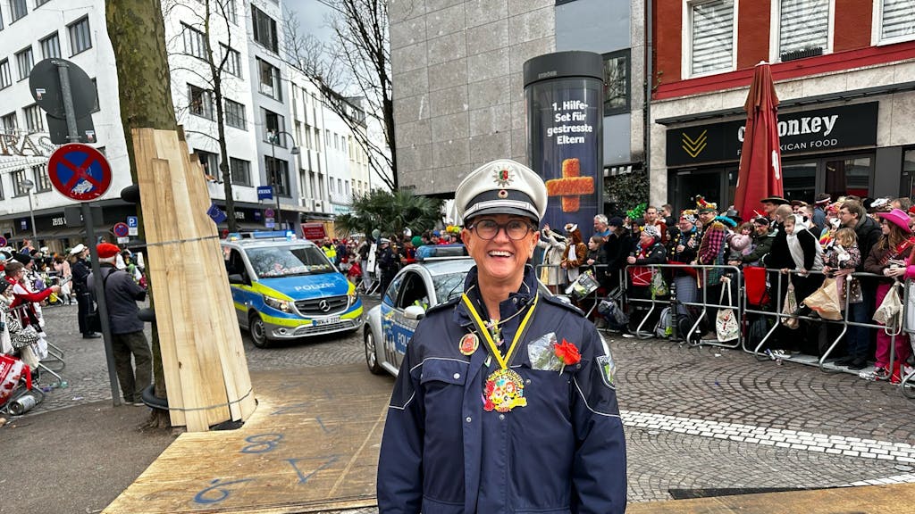 Polizistin Melany Witte beim Kölner Rosenmontagszug.