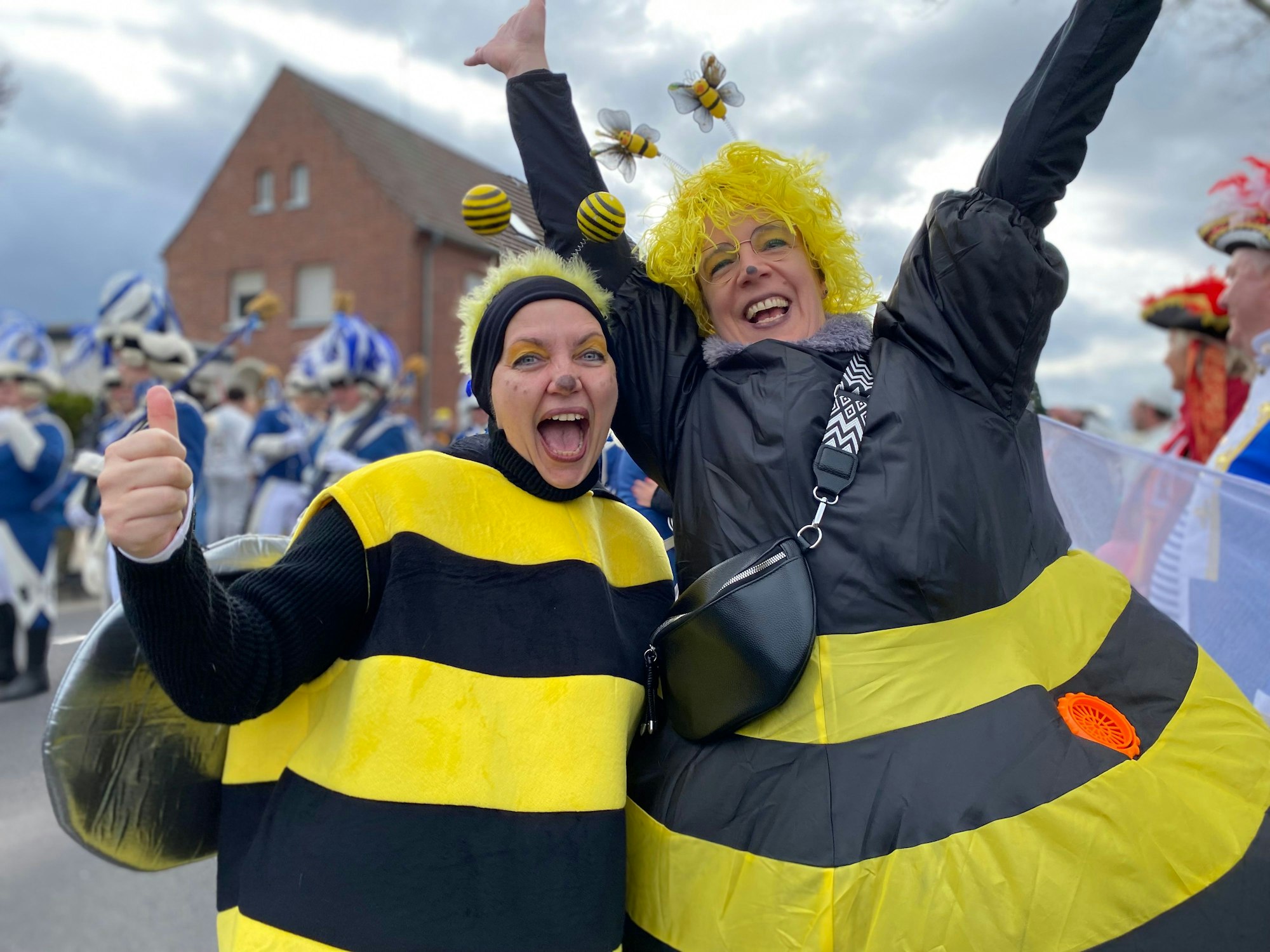 Schon lange leben die beiden Bienendamen Alex Bohm und Janine Gleske in Zülpich. Auf dem Karnevalszug waren sie allerdings noch nie.