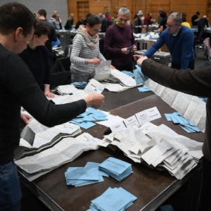 Berlin: Wahlhelfer arbeiten während der Auszählung der Briefwahlstimmen in der Max-Schmeling-Halle. Wegen zahlreicher Pannen muss die Bundestagswahl 2021 in Berlin teilweise wiederholt werden.