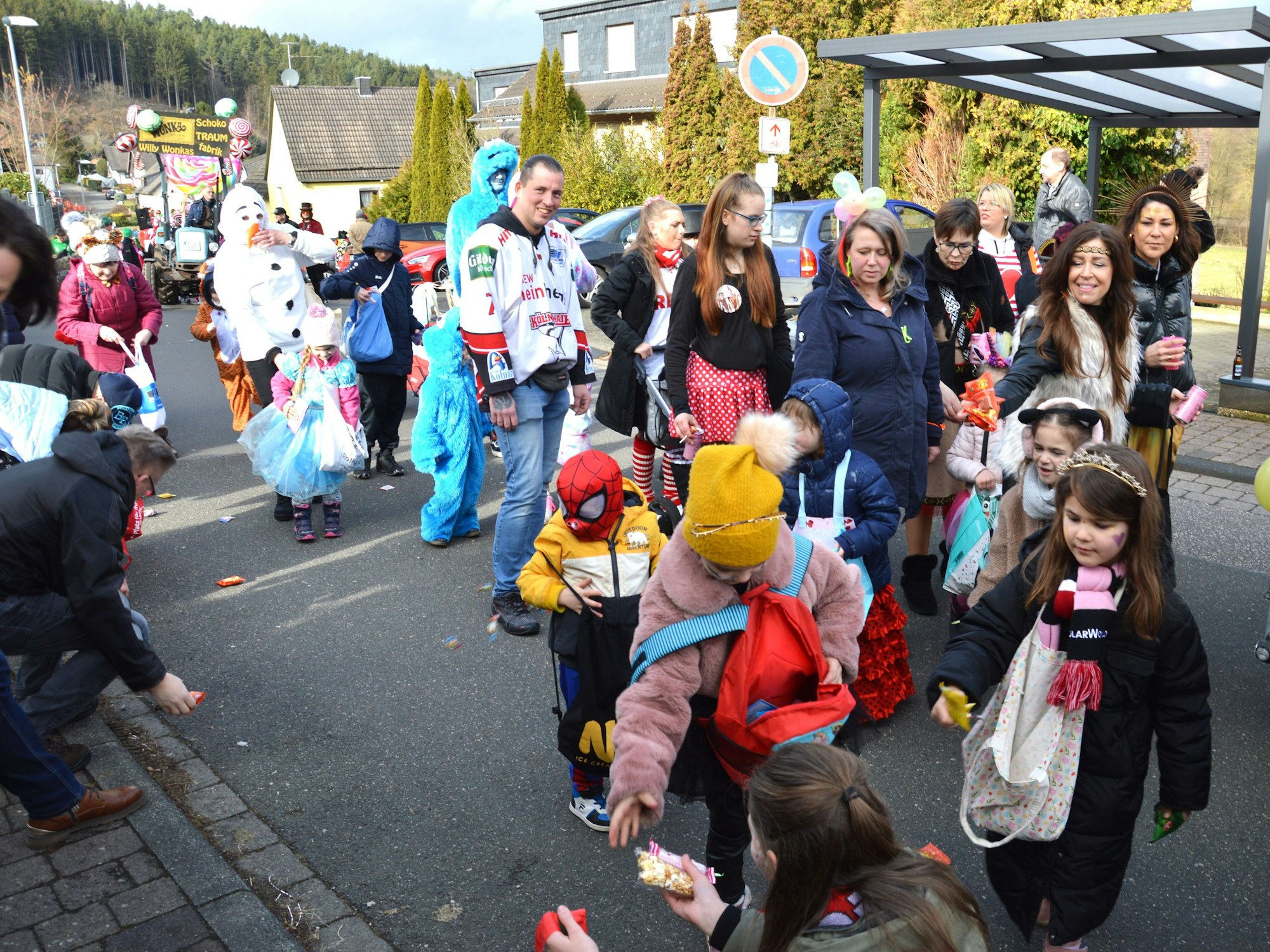 Die Minischlipse der KG verteilten in Sötenich fleißig Kamelle an die Kinder am Straßenrand.