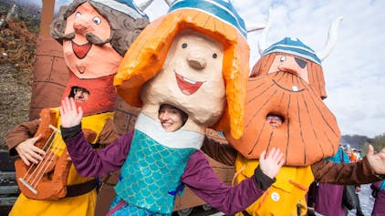Blick auf Wikingerfiguren im Karnevalszug Engelskirchen.